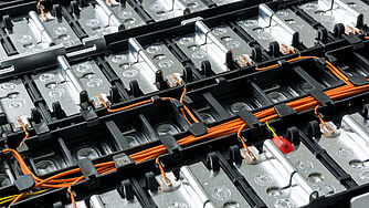 Fertigung von Batterien für Elektromotoren mit Automatisierungslösungen