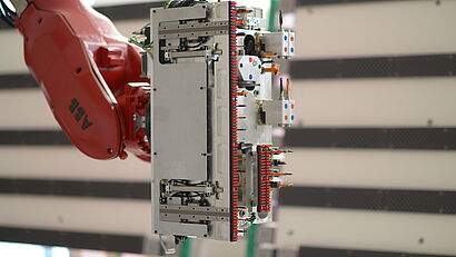 Die beiden Bearbeitungsroboter tragen jeweils einen Multifunktionskopf mit 41 Werkzeugen, um alle notwendigen Holzbearbeitungen ohne Werkzeugwechsel durchführen zu können. Robotertechnik für die Holzbearbeitung