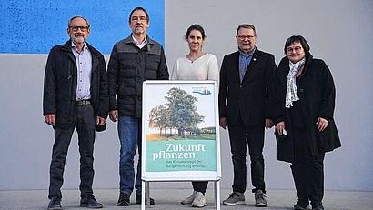 Spendenübergabe in Freistett (von links): Günther und Martin Zimmer, Firmeninhaber der Freistetter Zimmer Group, Hanna Bauhaus, Siegfried Koch, Vorsitzender der Bürgerstiftung Rheinau, und dessen Stellvertreterin Silvia Sebastian. ©Ellen Matzat-Sauter