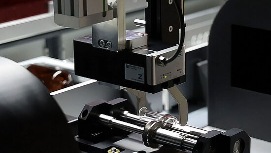 Greifer greift Werkstück aus Glas