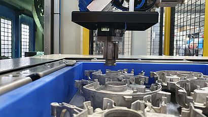 Ein Endeffektor mit speziell konstruierten, werkstückspezifischen Greiferbacken gewährleistet einen sicheren Halt der Bauteile ROBOTER AUTOMATISIEREN WERKZEUGMASCHINEN